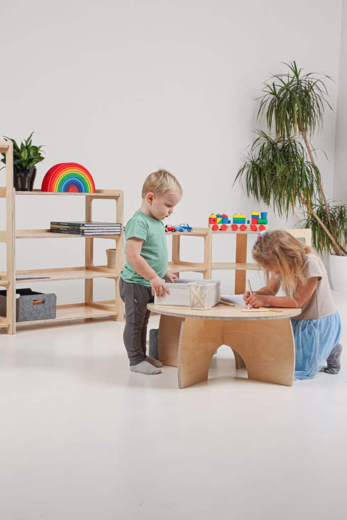 Montessoritafel rond en speelgoedkasten