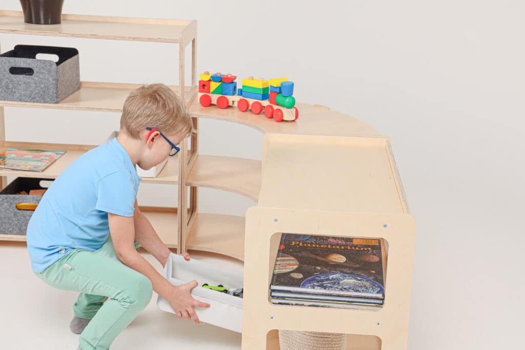 Setup met speelgoedkasten