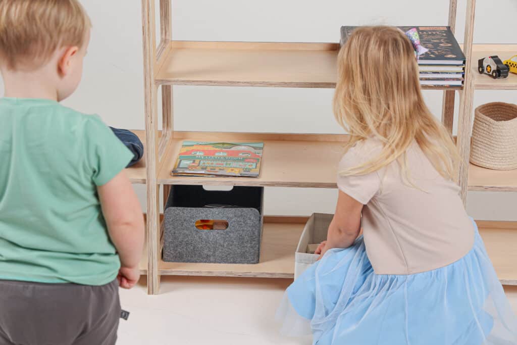 Spelen met speelgoedkast Jindl