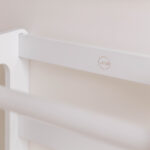 2-in-1 leertoren Jindl wit logo Jindl detail