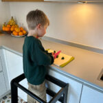 Montessori leertoren Jindl zwart keuken snijden