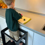 Montessori leertoren Jindl zwart sfeer snijden