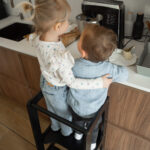 Samen staan op een zwarte leertoren van Jindl