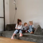 Speelbank Jindl ribstof legergroen lezen