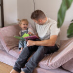 Speelbank Jindl roze ribstof boekje lezen