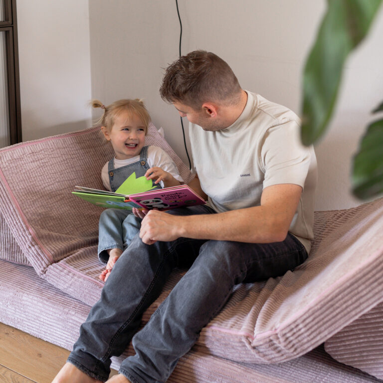 Speelbank Jindl roze ribstof boekje lezen