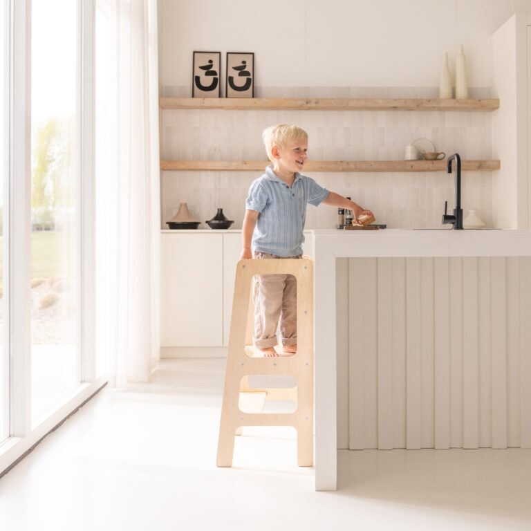 Staan op Montessori leertoren houtkleur boterham pakken op aanrecht