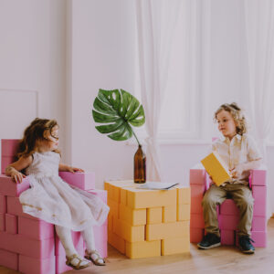 Stoelen van magneetblokken