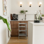 Jindl leertoren grijs in keuken sfeer