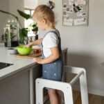 Jindl leertoren wit helpen in de keuken