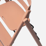 KAOS kinderstoel perzik beuken hout detail