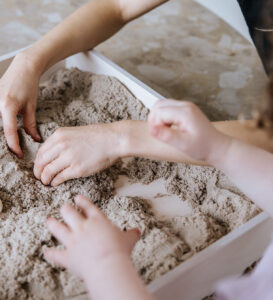 Kinetischer Sand in der Spielwanne