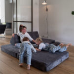 Speelbank Jindl ribstof donkergrijs gezellig spelen