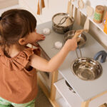 Spelen met speelgoedkeuken Kid's Concept