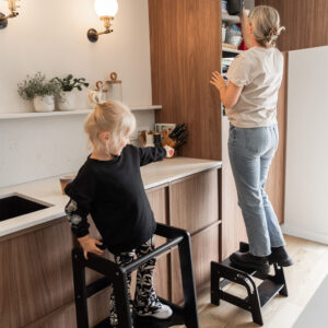 Houten krukje Jindl zwart + leertoren keukenkast