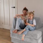 Speelbank Jindl cord ribstof lichtgrijs zitten