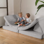 Speelbank Jindl cord ribstof lichtgrijs zitten en spelen