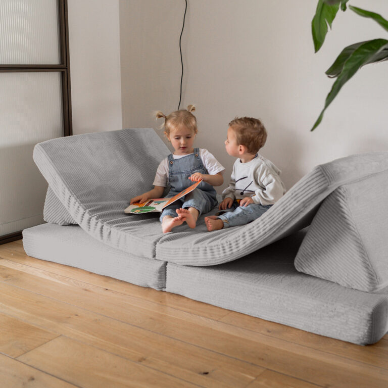 Speelbank Jindl cord ribstof lichtgrijs zitten en spelen