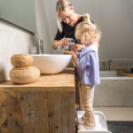 Houten krukje Jindl wit handjes wassen