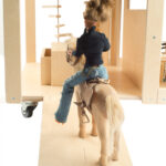 PoppenVilla by Liliane persoon op paard