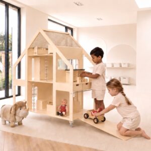 PoppenVilla by Liliane spelende kinderen - auto - hellingbaan