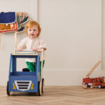 Houten loopwagen Kid's Concept sfeer lopen