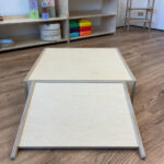 Houten kruipkist en kruipheuvel in kinderopvang