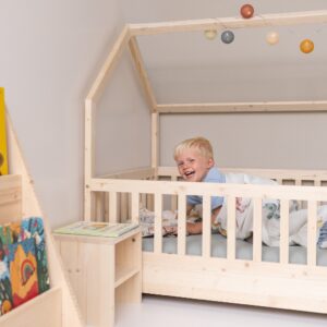 Schik in het peuterbed - bedhuisje liggend onder dekbed