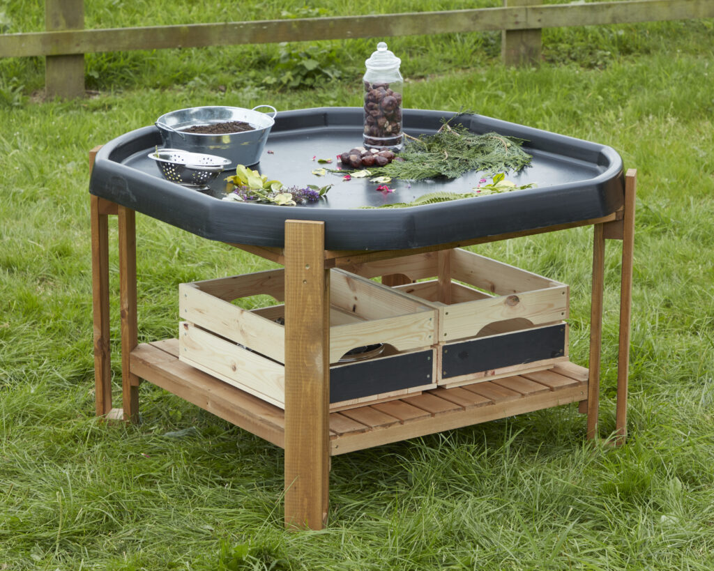 Houten standaar tuff tray buiten