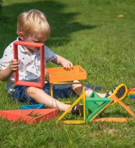 Buiten spelen met sensorisch speelgoed