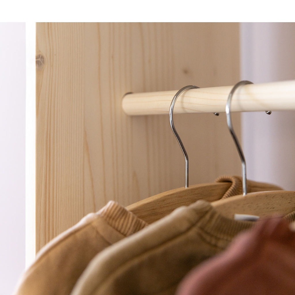 Kledingkast montessori met kleding