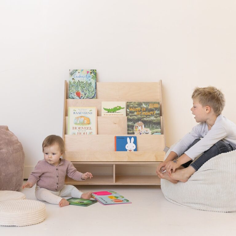 Leeshoek met boekenkast met zitzak beige