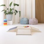 Pikler inspired kruipspeelgoed met helling en tapijt