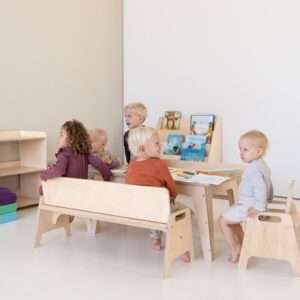 Bankje stoelen en kindertafel van Jindl