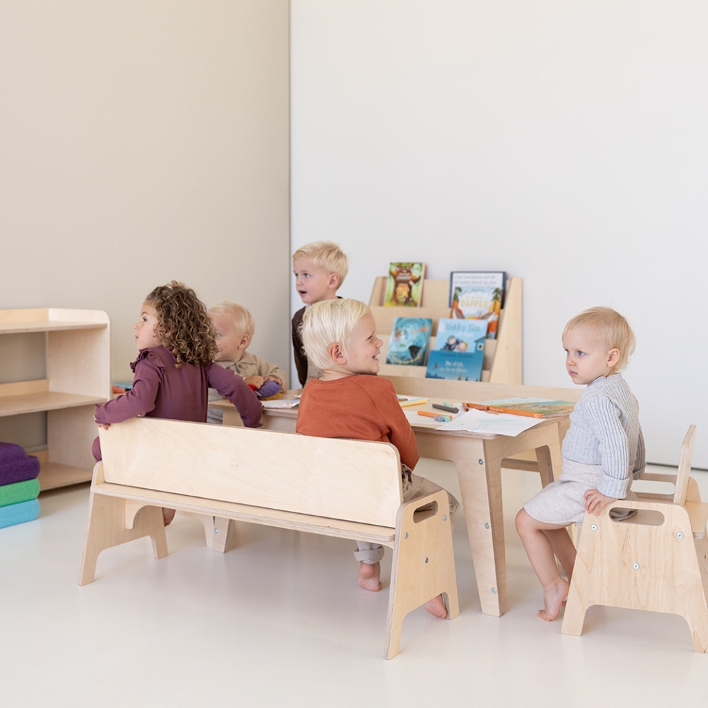 Bankje stoelen en kindertafel van Jindl