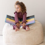 Jindl zitzak cord beige boekje lezen