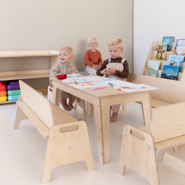 Spelen met kindertafel en kinderstoel