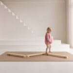 Balanceren op balansbalken Jindl op speelmat