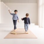 Balanceren op foam puzzelmat en speelmat zachtroze