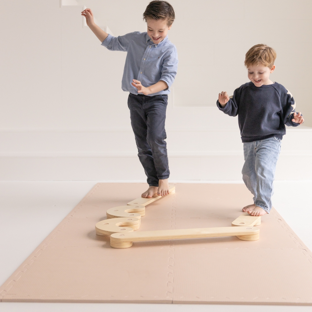 Balansbalk Jindl op speelmat puzzelmat oud roze set van 8 Balansbalk Jindl op speelmat puzzelmat oud roze set van 8