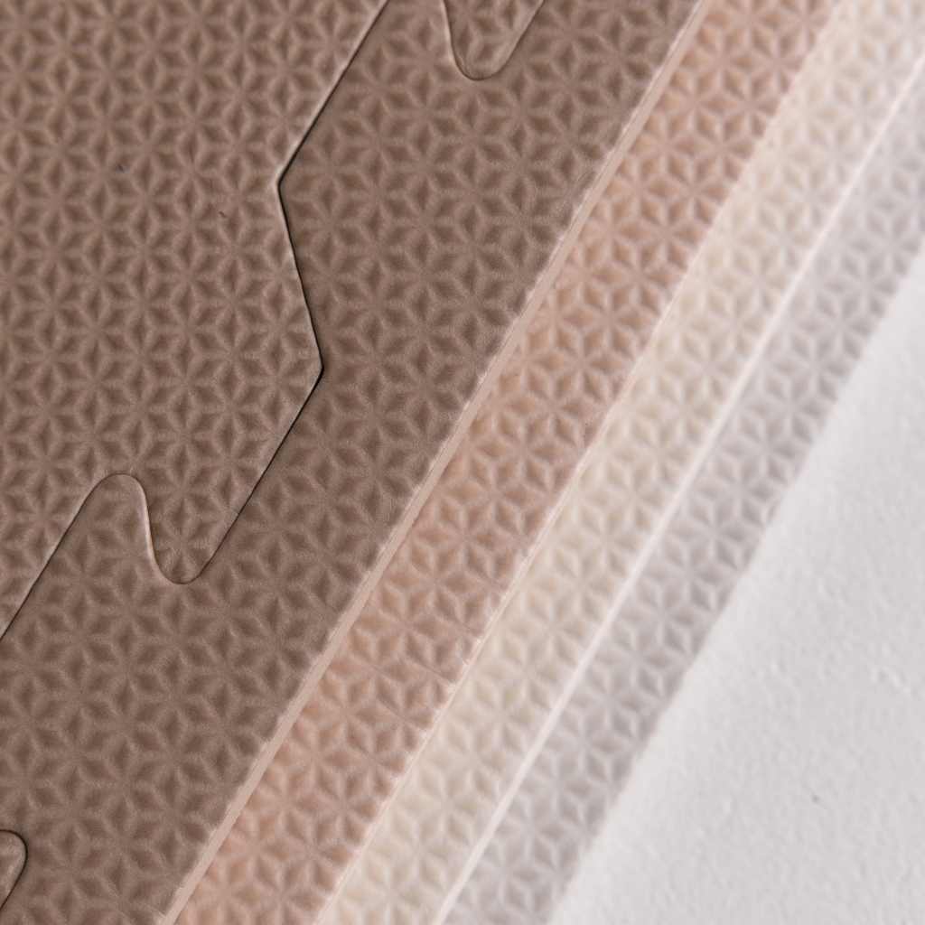 Details puzzelmatten Jindl bruin oudroze beige en lichtgrijs Details puzzelmatten Jindl bruin oudroze beige en lichtgrijs