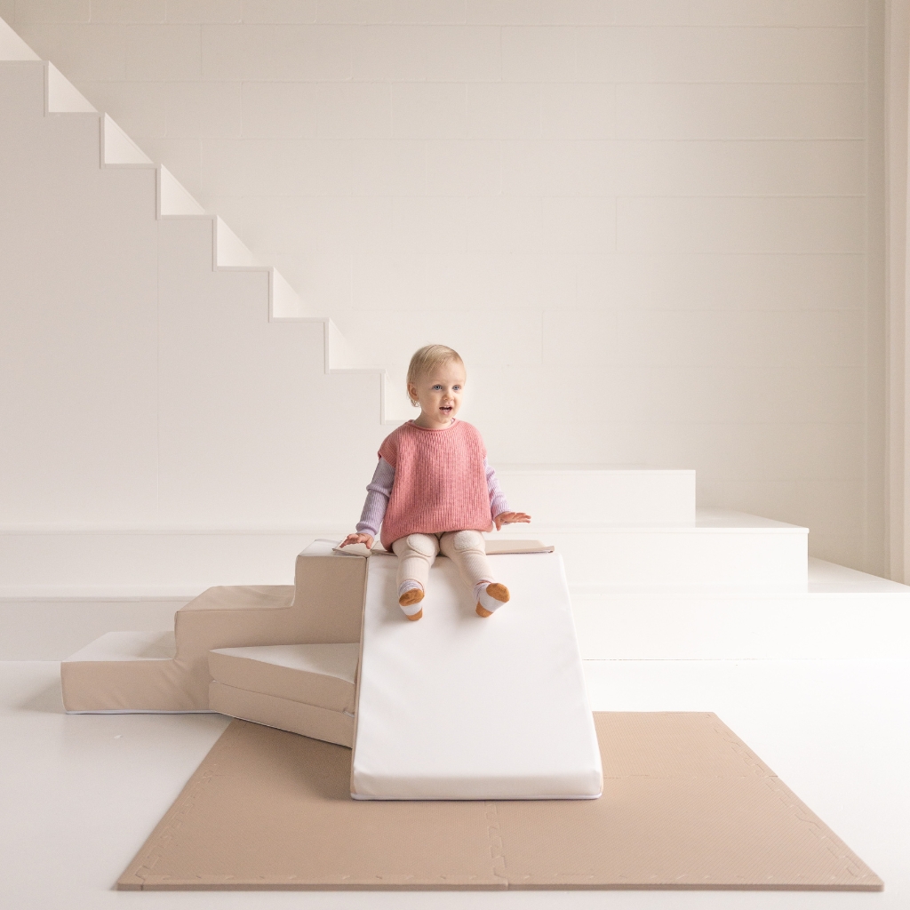 Foamblokken beige wit met puzzelmatten bruin Foamblokken beige wit met puzzelmatten bruin