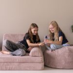 Met de telefoon op de Jindl speelbank