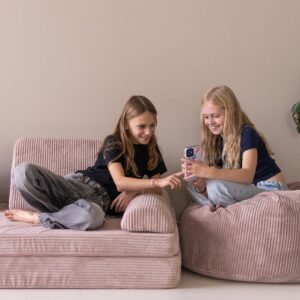 Met de telefoon op de Jindl speelbank