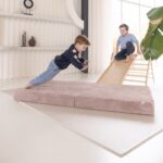 Springen op foam puzzelmat lichtgrijs