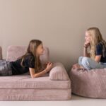 Tieners chillen op Jindl speelbank