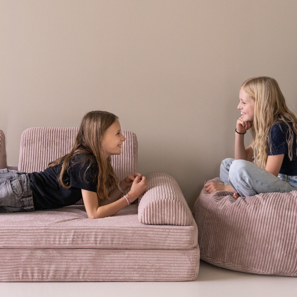 Tieners chillen op Jindl speelbank