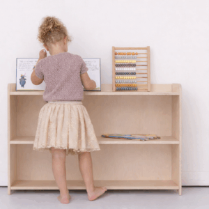 Montessori speelgoedkast hoog achterwand