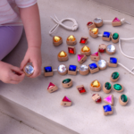 Meisje speelt met rijvormen van tickit