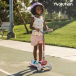 Meisje stept op rode kinderstep